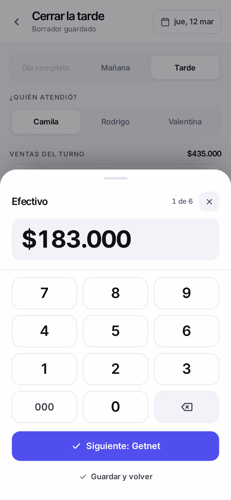 Hoja de ingreso de un monto sobre la pantalla del turno, con el importe grande arriba y un teclado numérico de teclas amplias abajo.